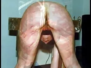 Bruna accarezzando l ...