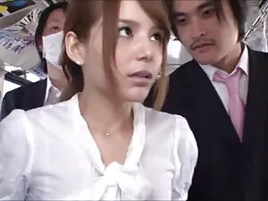 Una bella ragazza è  ...