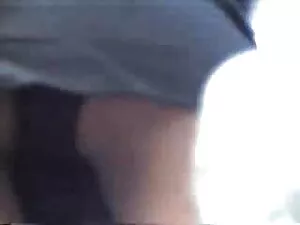 Ragazzo nero e due r ...