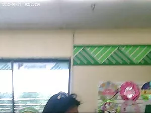 Ragazzo spy una raga ...