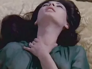 Una ragazza dai cape ...