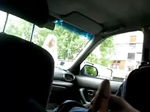 Una bionda viene sco ...